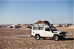Jeep dans le désert blanc, désert libyque, Égypte