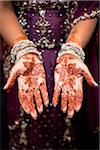 Mariée avec du henné sur les mains