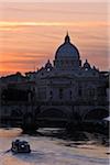 Basilique de Saint Pierre au coucher du soleil, du Vatican, Rome, Lazio, Italie