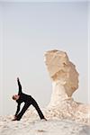 Femme pratiquant le Yoga, désert blanc, Farafra, nouvelle vallée du gouvernorat, Égypte