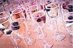 Nahaufnahme der Champagner-Gläser mit Sekt gefüllt