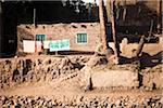 Maison avec corde à linge aux côtés de la rivière du Nil, Égypte