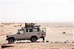 Femme avec Jeep à Ain Serru, désert blanc, Egypte