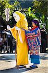 Artistes interprètes ou exécutants à Ryukyu Mura, Onna, Okinawa, îles de Ryukyu, Japon