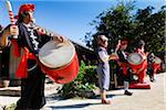 Musiker auf Ryukyu Mura, Onna, Okinawa, Ryukyu-Inseln, Japan