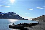 Zodiaques touristique sur la rive, Mushamna, Woodfjorden, Svalbard, Spitzberg, Norvège