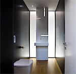 Modern bathroom with dramatic lighting and wooden floor in UP House, Hertzelia, Tel Aviv, Israel. Architects: Pitsou Kedem