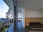 Zeigen Sie durch offene Flur Schlafzimmer in Briarcrest House, Beverly Hills, Kalifornien, USA. Architekten: SPF Architects