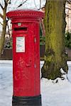 Royal Mail-Briefkasten im Schnee. Briefkasten, Briefkasten
