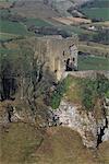 Peveril Schloß. Blick über Cavedale in Richtung der Bergfried.