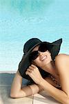 Frau entspannenden Pool, trägt Sonne Hut, Porträt