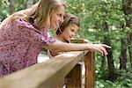 Mère et fille regardant par-dessus la balustrade ensemble