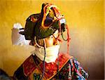 Moine bouddhiste dans ses costumes colorés et masque en attente pour la prochaine danse pendant Gangtey Tsechu à Gangte Goemba, gaudart, vallée de Phobjikha, Bhoutan, Asie