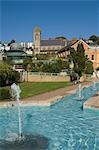 Der Wassergarten und Kirche St. Johns, Torquay, Devon, England, Vereinigtes Königreich, Europa