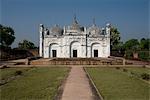 Gebäude in der Khushbagh, Garten Glück, umschließt die Gräber von Siraj-Ud-Daulah und Familie, Murshidabad, West Bengal, Indien, Asien