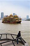 Bateau de plaisance touristique sur la rivière Huangpu, Shanghai, Chine, Asie