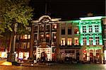 Sitzplätze außen ein Cafe-Restaurant am Grote Markt (großer Markt) Square bei Nacht, Breda, Nordbrabant, Niederlande, Europa