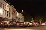 Cafés et restaurants sur la place du Grote Markt (grand marché) at night, Breda, Noord-Brabant, Pays-Bas, Europe