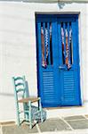Blaue Tür im alten Dorf Kastro, Sifnos, Kykladen, griechische Inseln, Griechenland, Europa