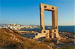 Passerelle, Temple d'Apollon, sur le site archéologique, avec la chora derrière, Naxos, Iles Cyclades, îles grecques, mer Égée, Grèce, Europe