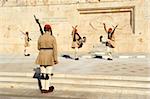 Evzone, grec protège pendant le changement de la garde cérémonie, place Syntagma, édifices du Parlement, Athènes, Grèce, Europe