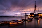 Un matin d'hiver morose montrant le quai à Wells, ensuite la mer, Norfolk, Angleterre, Royaume-Uni, Europe