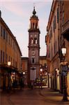 Église et scène de rue à la nuit tombante, Parma, Emilia Romagna, Italie, Europe