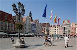 Drapeaux à la place du marché, Old Town, Wroclaw, Silésie, Pologne, Europe