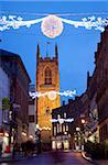 Lumières de Noël et la cathédrale à la nuit tombante, Derby, Derbyshire, Angleterre, Royaume-Uni, Europe