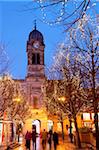 Weihnachtsbeleuchtung und Guild Hall in der Abenddämmerung, Derby, Derbyshire, England, Vereinigtes Königreich, Europa