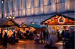 Stands du marché de Noël et mairie, City Centre, Birmingham, West Midlands, Angleterre, Royaume-Uni, Europe