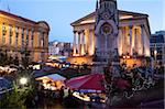 Stands du marché de Noël et mairie, City Centre, Birmingham, West Midlands, Angleterre, Royaume-Uni, Europe