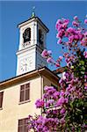 Eglise tour de l'horloge et de fleurs, Cadenabbia, lac de Côme, Lombardie, Italie, Europe