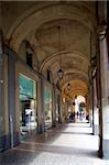 Arcade und Geschäfte, Bologna, Emilia-Romagna, Italien, Europa