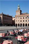 Palazzo d'Accursio (Palazzo Comunale) (mairie) et des tables de café, Piazza Maggiore, Bologne, Emilia Romagna, Italie, Europe