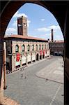 Piazza Maggiore und Podestà Palast durch Torbogen, Bologna, Emilia-Romagna, Italien, Europa