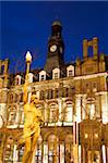 Statue von Morn und Old Post Office in City Square in der Abenddämmerung, Leeds, West Yorkshire, Yorkshire, England, Vereinigtes Königreich, Europa