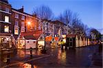 Marché de Noël sur la rue de Parlement, York, Yorkshire, Angleterre, Royaume-Uni, Europe