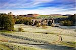 Matin glacial dans les ruines du Prieuré de Bolton (Bolton Abbey), Parc National de Yorkshire Dales, Yorkshire, Angleterre, Royaume-Uni, Europe