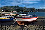 Pêche des bateaux sur la plage, Giardini Naxos, Sicile, Italie, Méditerranée, Europe