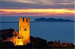 Coucher de soleil sur le Duomo et la vue sur l'îles Egadi, Erice, Sicile, Italie, Méditerranée, Europe