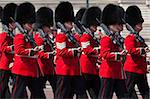 Scots Guards marschieren vorbei an Buckingham Palace, Generalprobe für Trooping das Farbe, London, England, Vereinigtes Königreich, Europa
