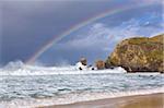Sea Stacks, Regenbogen, stürmischen Wolken und rauer See an einem windigen Nachmittag Dalmore Bay auf der Isle of Lewis, Äußere Hebriden, Schottland, Vereinigtes Königreich, Europa