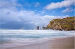 Sea Stacks, stürmischen Wolken und rauer See an einem windigen Nachmittag Dalmore Bay auf der Isle of Lewis, Äußere Hebriden, Schottland, Vereinigtes Königreich, Europa