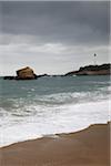 Leuchtturm und stürmisches Meer, Biarritz, Pyrenees-Atlantiques, Frankreich