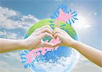 Les personnes environnantes archipel japonais et les mains en forme de coeur