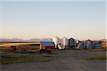 Bauernhof mit Scheune, Traktoren und Silos, Pincher Creek, Alberta, Kanada