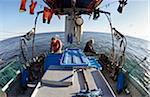 Mann und Frau, die Reinigung der Fische auf Fischerboot, Vancouver, British Columbia, Kanada