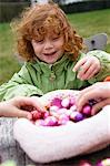 Enfants avec des oeufs de Pâques