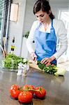 Jeune femme, hacher les légumes